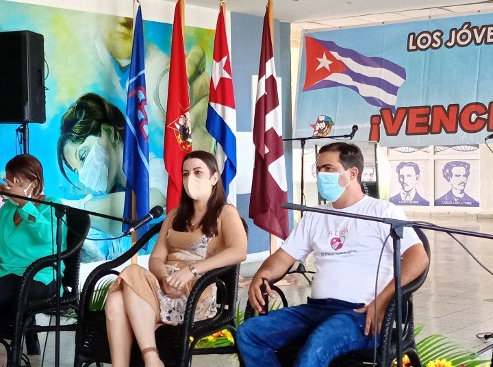 Cuba es nuestro corazón.. el día de hoy, jóvenes matanceros intercambiamos con la Primera Secretaria Nacional de la UJC, donde se demuestra que los jóvenes hacemos temblar cualquier amenaza y la patria no está sola!!!
#MatancerosEnVictoria
#FEEMMatancera
#JóvenesPorLaVida