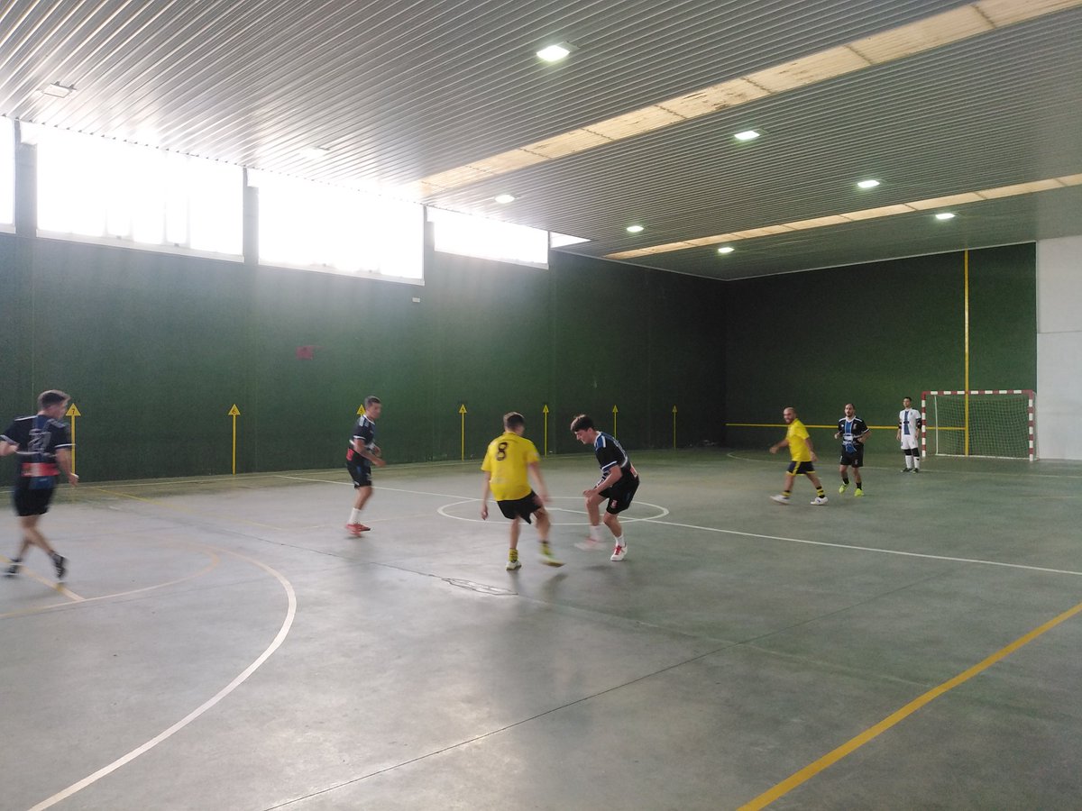 ⚽ AMISTOSO

Buen partido el que hemos disputado esta tarde en Navales frente a <a href="/cdgalindustefs/">C.D. Galinduste F.S</a> en lo que ha sido la primera patada a un balón después de año y medio 🤣

Ganas de comenzar la liga <a href="/FutormesFutsal/">Futormes Salamanca Fútbol Sala</a>? Muchas!!!
Preparados? No tanto 🤣🤣🤣🤣

#ganasdefutsal