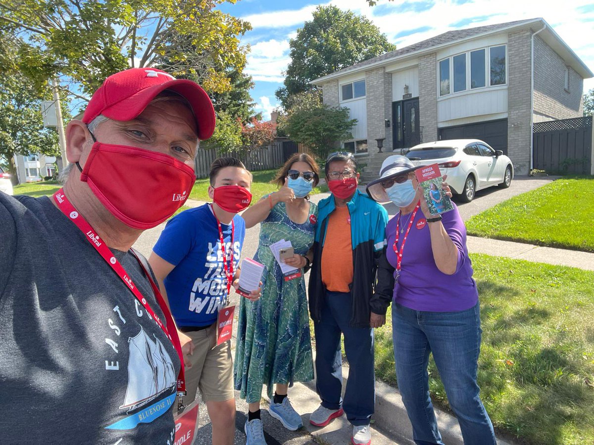 teamafroza's tweet photo. Just a couple days to go and the team keeps growing! Big thank you to the volunteers who are door knocking with us on this beautiful day and letting #Oshawa residents know why we’re fighting for them! #Elxn44  #ForwardForEveryone https://t.co/C1gDRWW9Gq