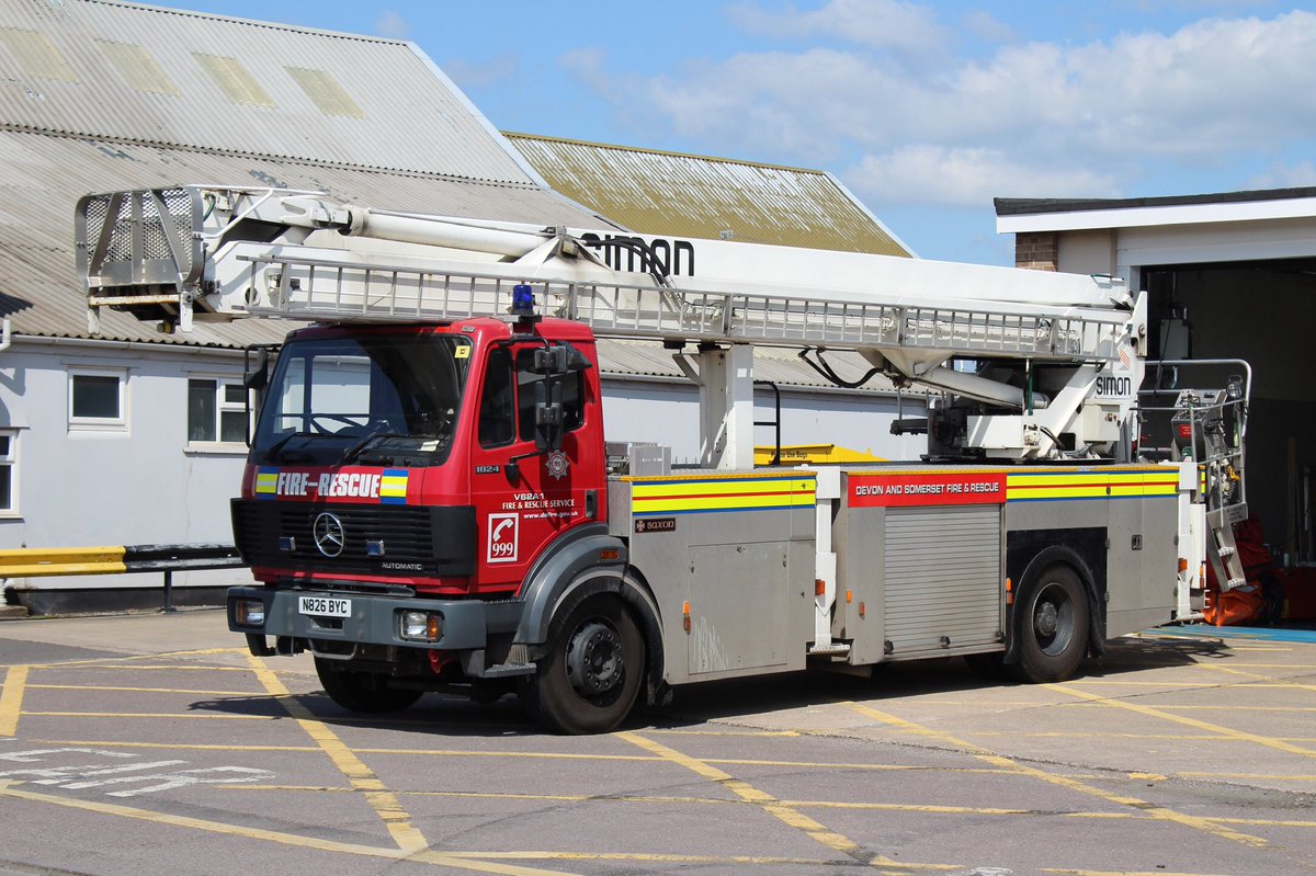 LondonEmerg999's tweet photo. Still operational in #devonandsomerset is a multitude of ex #somersetfrs appliances, still carrying the white trim and colourful stripe... Here are some fantastic examples, a #sheptonmallet #volvofl6, a #frome #manle, a bridgewater #manle and a #mercedesk... @DSFireUpdates https://t.co/ZdHry4nuoY