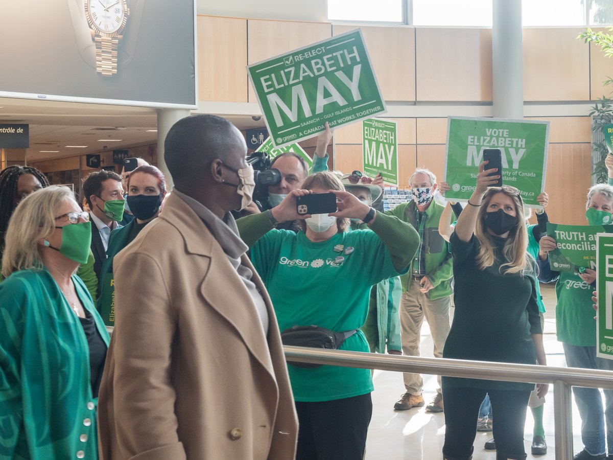 SGIGreens's tweet photo. Enthusiastic crowd of @CanadianGreens welcomes @AnnamiePaul at #yyj (Victoria airport) #cdnpoli Please vote! #Elxn44 https://t.co/qFrKI8b3vg