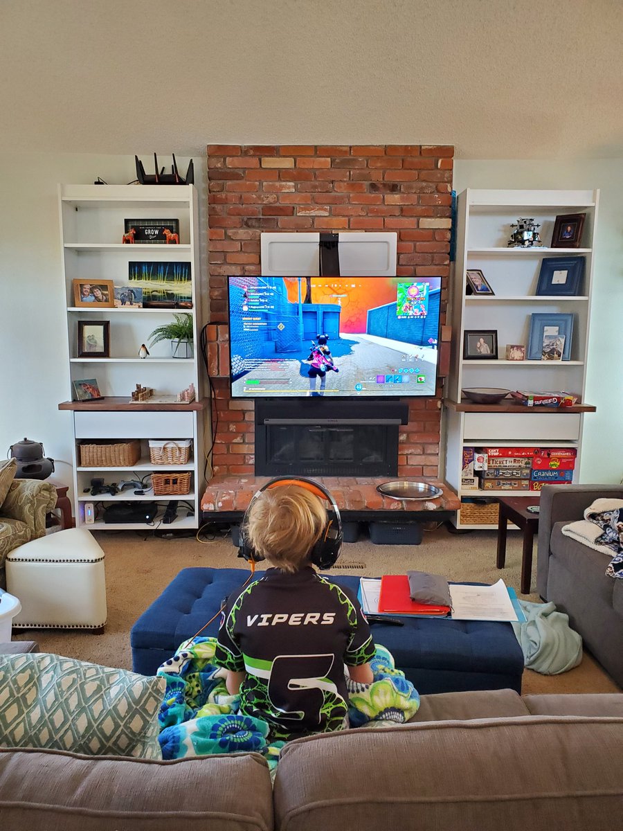Constant_Corpse's tweet photo. "Guys we have to get in to the circle, like now! Eyes on eyes on, flank him!"
My 4th grader is the platoon leader for her clan
#constantgaming https://t.co/V1wODkqYGp