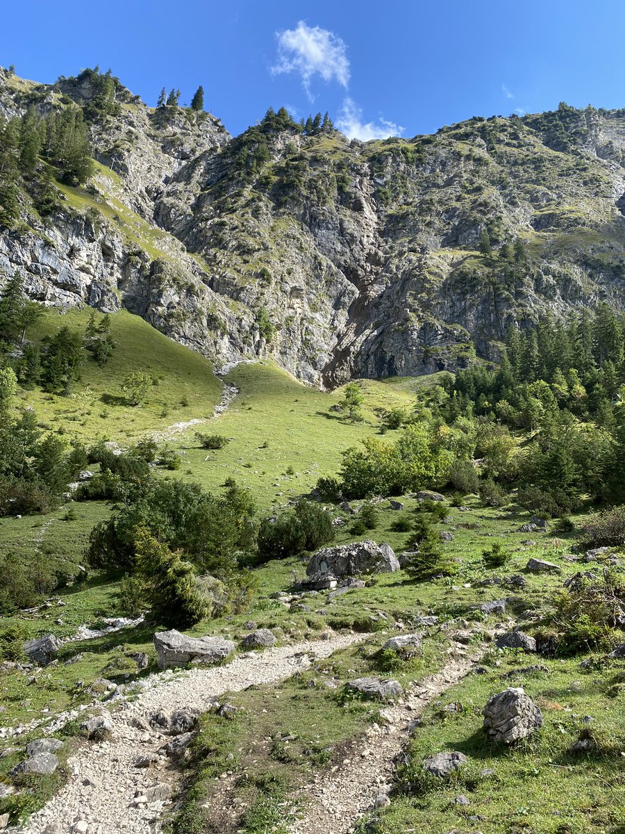 Taludin1's tweet photo. Heute erstmal richtig schöne kleine Wanderung gemacht. Es war wirklich wunderschön! Und dann hat es einfach noch mit dem besten Kaiserschmarren geendet! Alles in allem ein mega schöner Tag gewesen https://t.co/xDl7BOhoRB