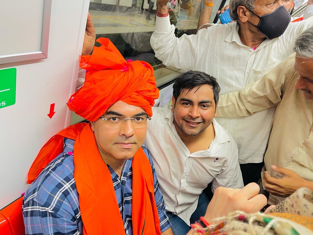 HardeepHooda07's tweet photo. नजफगढ़ से ढासा स्टैंड मेट्रो का उद्घाटन करते लोकप्रिय सांसद श्री प्रवेश साहिब सिंह जी 🙏

सांसद जी के साथ ढांसा बस स्टैंड मेट्रो के सफ़र का आनंद लिया 😍🙏
आपका हरदीप हुड्डा ( महामंत्री )
भाजपा युवा मोर्चा नज़फ़गढ़ ज़िला 

@p_sahibsingh https://t.co/wnfI4DIxGv