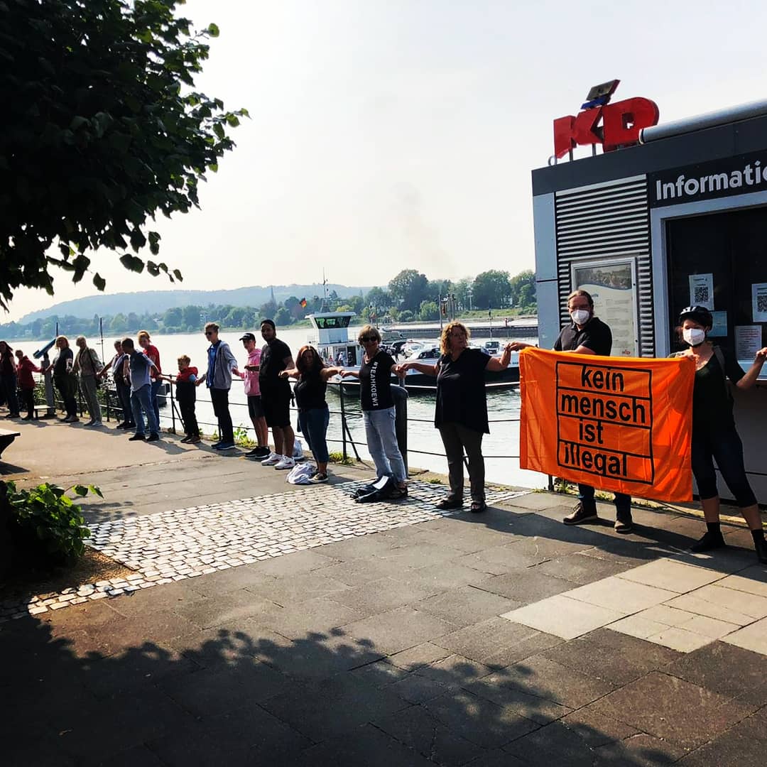 koewi_online's tweet photo. Menschenkette für Menschenrechte in #Königswinter wichtiger denn je. Denn: jedes Jahr sterben tausende Menschen auf der Flucht, weil sie im Mittelmeer ertrinken, in der Wüste verdursten oder von Menschenhändlern missbraucht und versklavt werden.
#keinmenschistillegal https://t.co/r7IPPnP4Gf