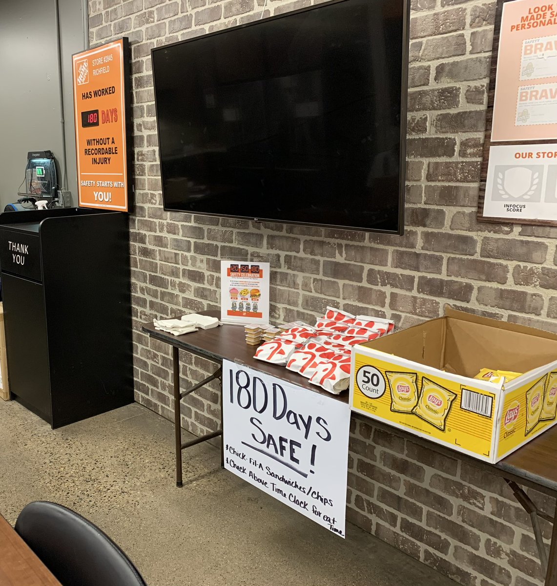 Trisha2211's tweet photo. So proud of team 2845, reaching 180 days safe today! Celebrating with some Chick-fil-a! #richfield2845 #safetyispersonal #2845rocks @jmbconwell @BonnieMcDTHD @DillnerJennifer @DaveHauerTHD @hayden_gates @kevinmasseyTHD https://t.co/YGKM0AhwDR