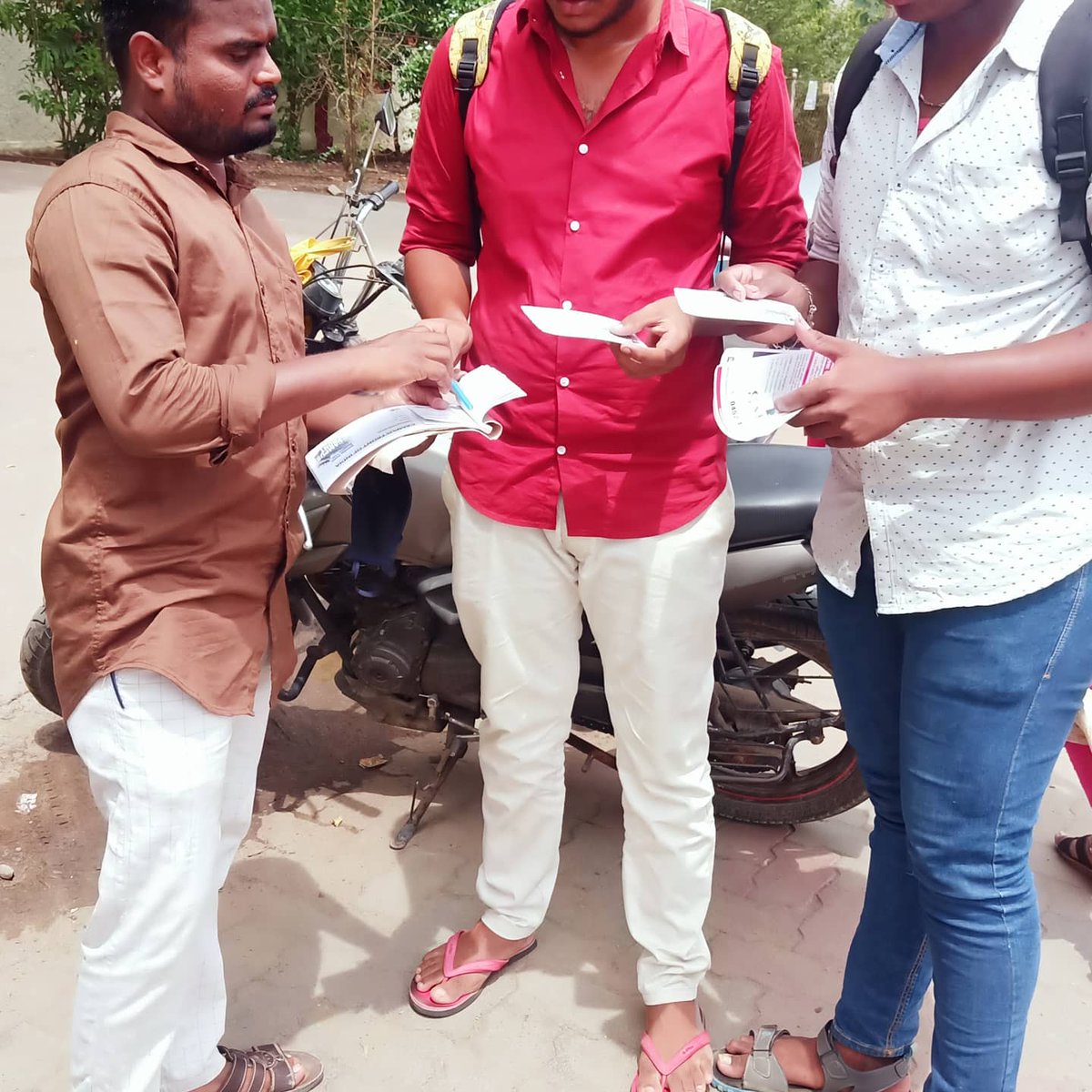 sm_msc's tweet photo. #மதுரை மாவட்டத்தில்
நடைபெற்ற உறுப்பினர் சேர்க்கை பிரச்சாரம்!
#கருத்துரிமையை_பாதுகாப்போம்!
#முன்னோக்கி_செல்வோம்!
தியாகராஜர்_கல்லூரி , 
இளங்கோ_மேல்நிலைப்பள்ளி ஆகிய பகுதிகளில் மாணவர்களிடையே உரை  நிகழ்த்தி மாணவர்களை கேம்பஸ் ஃப்ரண்ட்-ல் இணைத்தேன்.
#JoinCFI
#MembershipCampaign2021 https://t.co/5Cm4pZAfZ8
