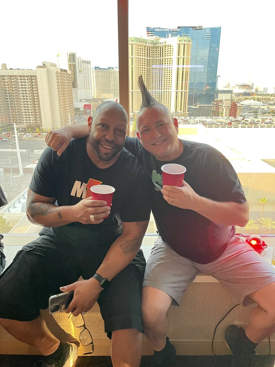 DjChrisCraze's tweet photo. Spending time In Vegas with @DJMagicMike ! So Much Love and History Right here! #TwitchMob @twitch https://t.co/nbXqsdzCUb