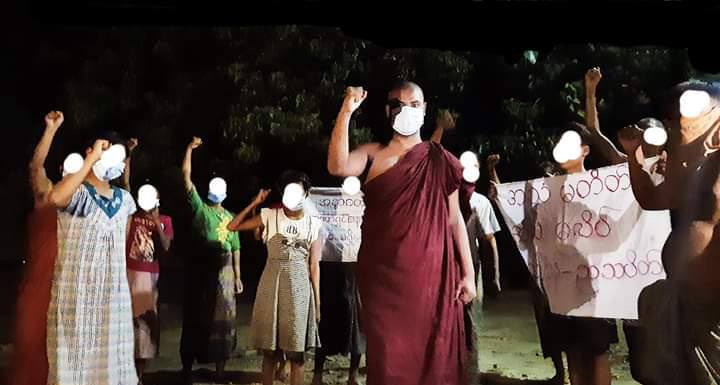 A monk and villagers in Mandalay's Pyigyidagun Township organised an usual peaceful protest tonight. #WarCrimesOfJunta #Sep18Coup  #WhatsHappeningInMyanmar