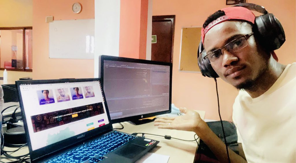 #hackathonbabaata
Quelque part au Maroc, Ibrahima Barry travaille avec les autres  devs pour relever le défi: bâtir en 72heures, un réseau social 100% compétences guinéennes. 
#babaata