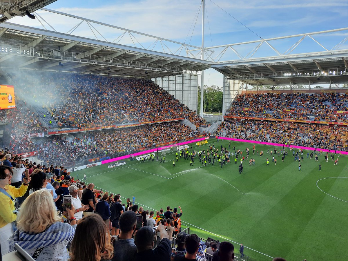 2FReport_'s tweet photo. Half-time: Lens 0-0 Lille
After entertaining 45 minutes in the Derby du Nord, the fans invaded the pitch. https://t.co/aqFPnB0YzQ