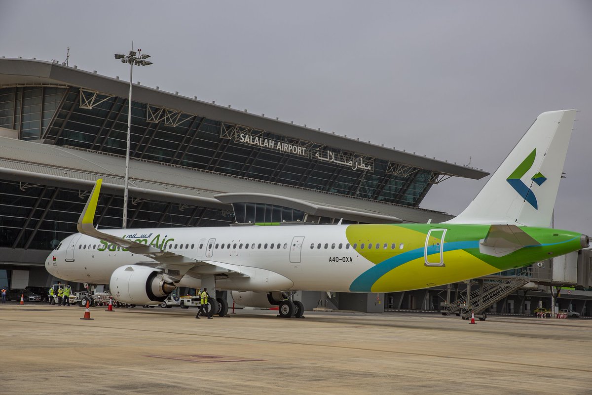 adnan_daheesh's tweet photo. بعض الالتقاطات من   تدشين الطائره الجديده كليآ لطيران #السلام  نوع إيرباص Neo A321 في مطار صلاله https://t.co/bAdszno01e