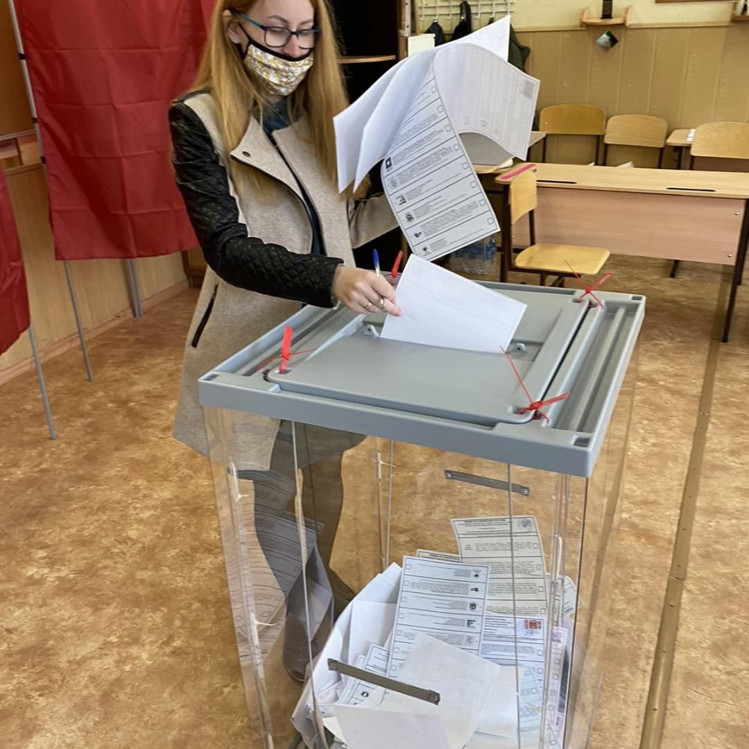 В моём детстве у нашей семьи была отличная традиция ходить на выборы всем вместе, так родители приучали меня, моего брата и сестёр к ответсвенности, к тому что наше будущее зависит от нашего выбора. Так же было и в семье супруги.