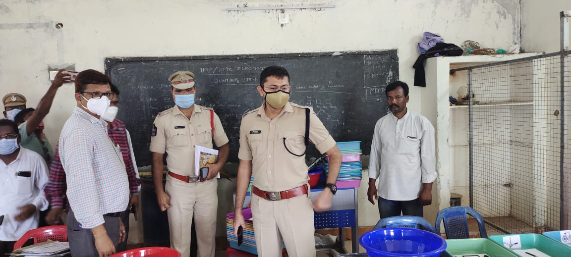 SRIKAKULMPOLICE's tweet image. SP Srikakulam reviewing the security arrangements been made at the MPTC and ZPTC election counting centres.
#electioncounting 
#MPTCandZPTC
@APPOLICE100