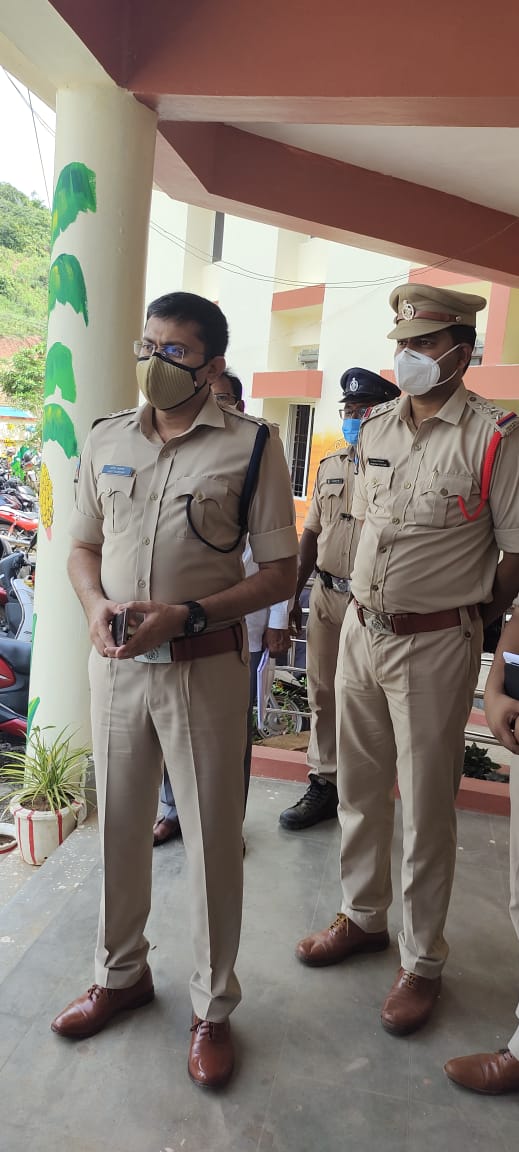 SRIKAKULMPOLICE's tweet image. SP Srikakulam reviewing the security arrangements been made at the MPTC and ZPTC election counting centres.
#electioncounting 
#MPTCandZPTC
@APPOLICE100