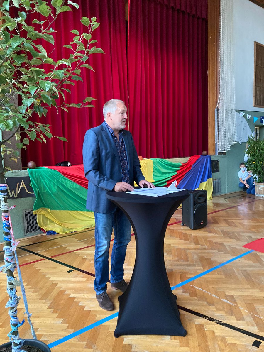GMSinderTAUS's tweet photo. 1er und 5er sind "eingetütet"! 
Jetzt kann es hoffentlich mit jahrgangsgemischten "Clubs", "Projekten" und unseren "Solution Days" mit über 600 Schülerinnen und Schülern losgehen ... #staydifferent https://t.co/1FdwOsbATq