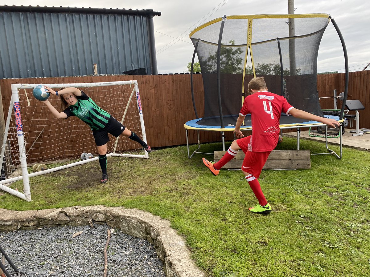 Gemau gwych i’r ddau yma heddiw ⚽️ Great games for both again today ⚽️ @CpdGenod <a href="/holywellcomets/">Holywell U14 F.C</a> <a href="/SusiearfrynLunt/">Susie Lunt</a>
