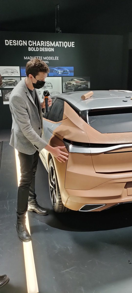 DS_Espana's tweet photo. El #DS4 surgió a través de unos bocetos originales que estuvieron presentes en el evento de la #DSWeek
Uno de los principales participes de que se hiciera realidad el #DS4 nos mostró cómo esbozaba cada uno de los elementos mostrando así el savoir-faire francés.
#DSautomobiles https://t.co/wYtKPXk8qN