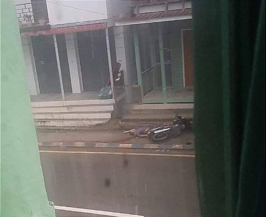 NNSS40716379's tweet photo. tw // death SAC shot dead pastor Cung Biak Hmun, pastor of TCBC Congregation while he was driving on motorcycle at Thantalang, Chin today.He went out to put out fire caused by SAC’s artillery shells.10 houses were burnt down. #WarCrimesOfJunta #Sep18Coup  #WhatsHappeningInMyanmar https://t.co/flDwIEmgCa