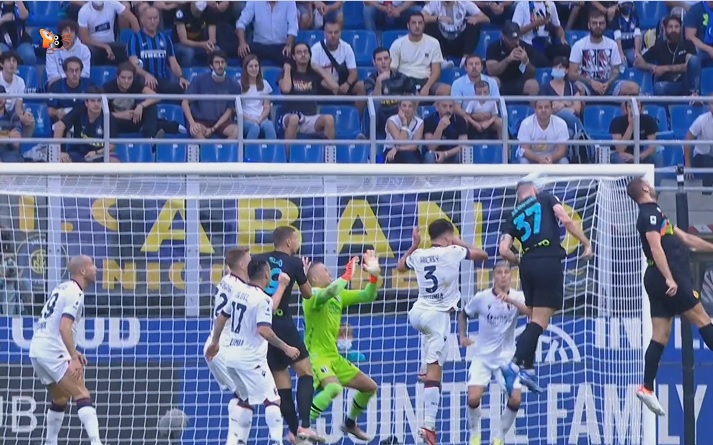 SportCafe24's tweet photo. Skriniar bestiale, Barella triplica. Le immagini del 3 a 0 per i nerazzurri. #InterBologna 
https://t.co/IVcfhQ52VX https://t.co/T55brZeSiI