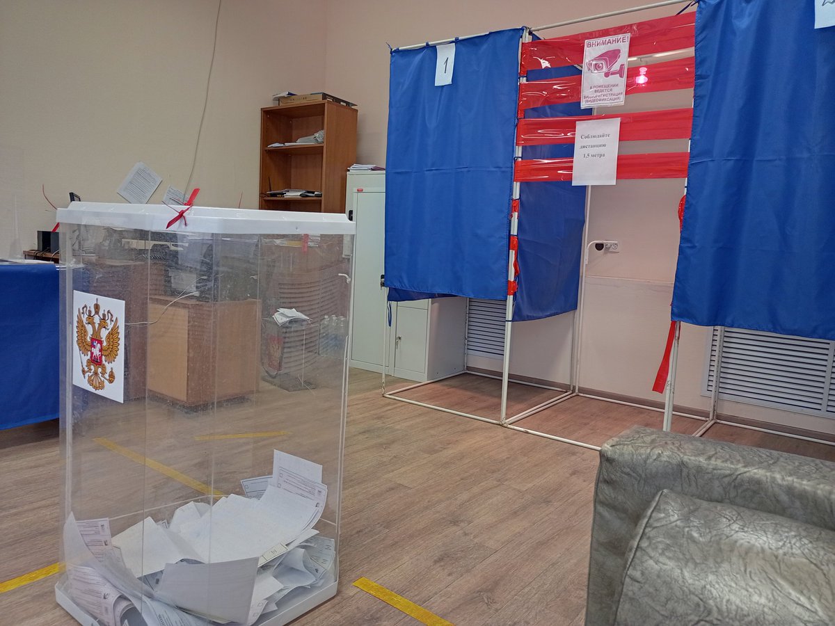 Witamin63's tweet photo. Выборная компания проводится 3 дня, УИК 1720. На входе мериется температура, выдаются СИЗы. По мимо этого работают выездные бригады по заявлениям для тех кто по каким либо причинам не может посетить УИК. Голосование закончится 19 сентября в 20:00. Поспешите сделать свой выбор! https://t.co/oxB2uzIZEp