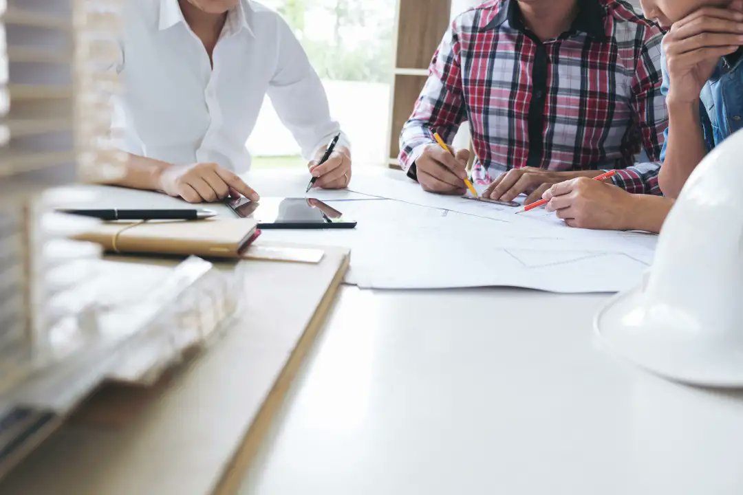 Klanten ergeren zich vaak aan het gebrek aan klantgericht werken in de bouw. Hoe ga je hier als aannemer op een positieve manier mee om? Lees ons blog!  lnkd.in/gsX2Y_hy 

#bouw #bouwen #communicatie #aannemers #tekstschrijver #klantgericht #miscommunicatie #digitalisering