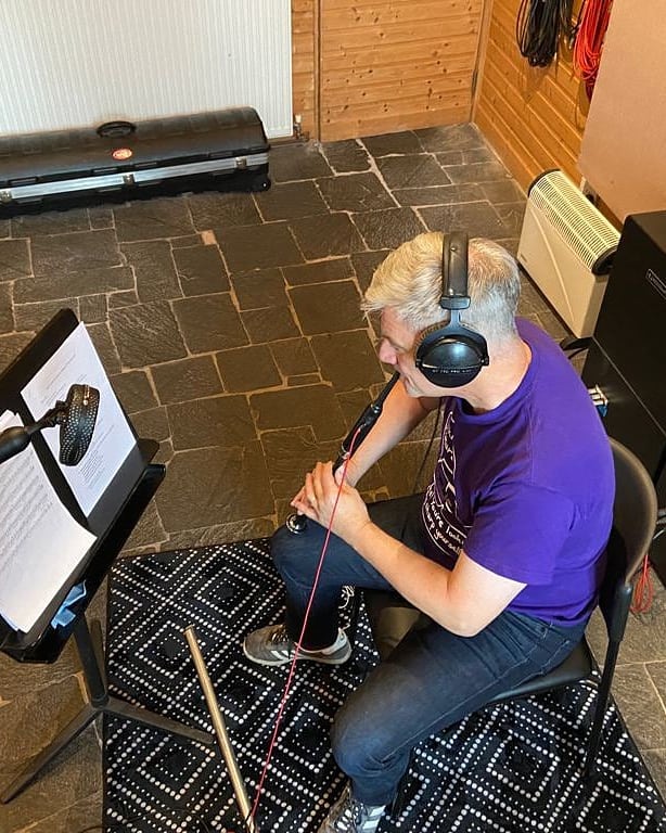 KennyMacKenzie's tweet photo. Another successful day recording my new album at #slateroomstudio with engineer #garyboyle and musical director @WMarshallmusic ...now unwinding in @Cottiers_Venue #glasgow #scotland https://t.co/k0ps2Cwts0