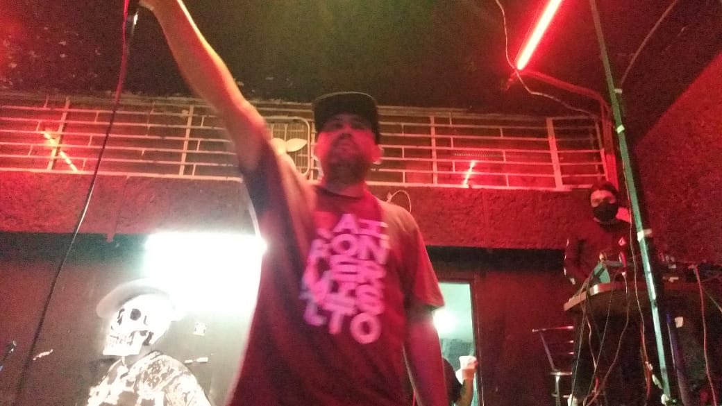 ExpansionRadial's tweet photo. Cerrando este gran show llega @skool77 al foro el Mictlán y la gente está sintiendo el Flow.
Excelente noche de #rap junto a @ximbomb y #Justiniani.
Sigan nuestras redes para más shows y notas✍🏼📲📷
▶️ https://t.co/sdrsjzhDW9
#ExpandeTusSentidos
@HablameDeFlow #hiphop https://t.co/1TPiYw8v6R