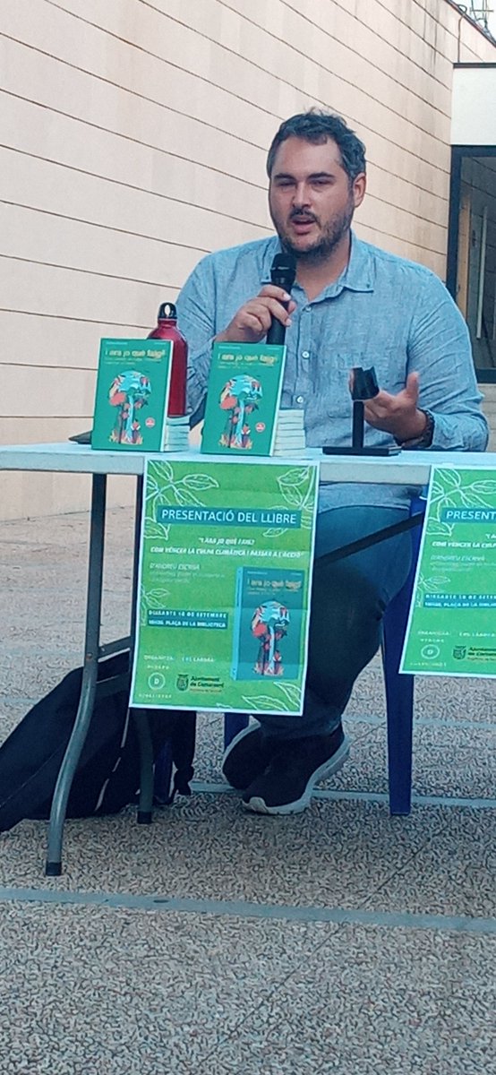 OBorrasAnna's tweet photo. El model de mobilitat defineix també els hàbits de consum i relació, ens conta @AndreuEscriva a #Carcaixent Són les decisions col·lectives les que transformen. #SEM https://t.co/Z5bnieKxc9