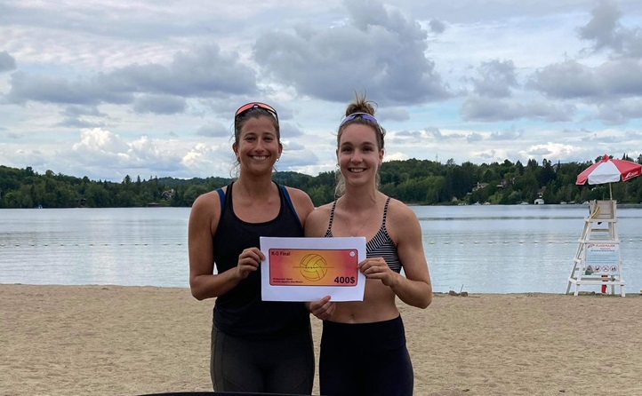 Volleyball - Maud Chapleau et Sarah-Jeanne Meunier-Bédard ont subi la défaite 2-1 samedi matin face aux Suisses au tournoi de la FIVB à Nimègue aux Pays-Bas. 

Vendredi, les deux Québécoises avaient été défaites 2-0 par les Américaines.

<a href="/VolleyballQC/">Volleyball Quebec</a>