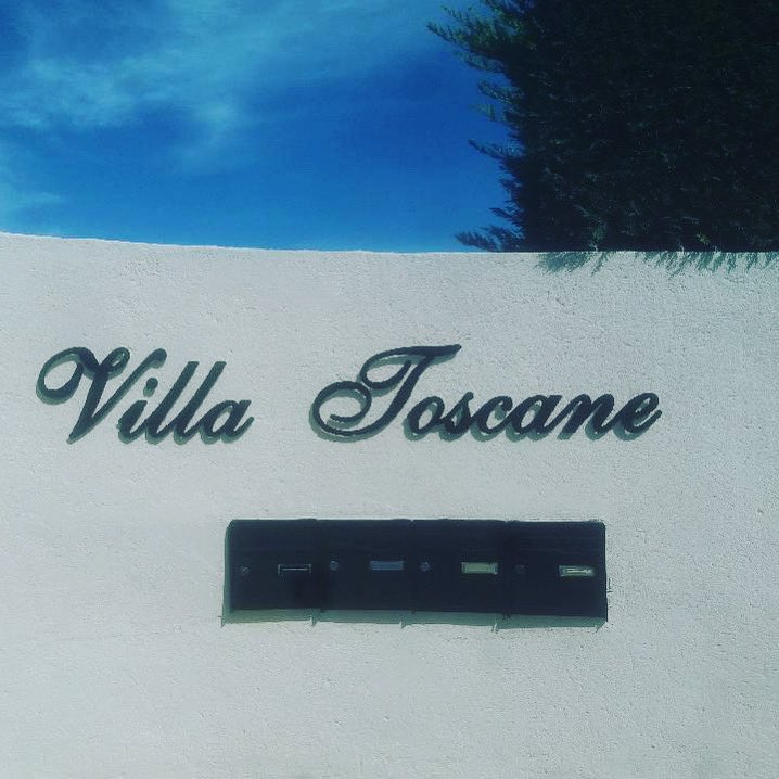 Bonsoir Mr FALCONE,
Je voudrais vous féliciter pour l enseigne car elle est vraiment magnifique. C est exactement ce que j avais imaginé. Merci pour votre travail et vos conseils. Cela met l entrée de la propriété en valeur.je serais vanter la qualité de #SIGNPUB