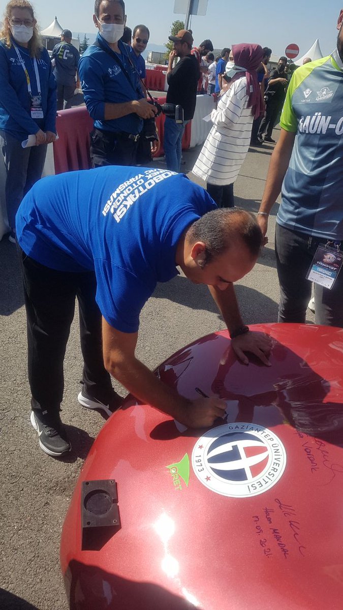 Sanayi ve Teknoloji Bakanı Mustafa Varank,Tübitak Başkanı Hasan Mandal ve Bakan Yardımcısı Fatih Kacır robotaksi yarışmasında çadırımızı ziyaret ettiler, aracımızı imzalayıp bizde hoş bir hatıra bıraktılar. Kendilerine çok teşekkür ederiz.
<a href="/varank/">Mustafa Varank</a> 
<a href="/ProfHasanMandal/">Prof. Dr. Hasan Mandal</a> 
<a href="/mfatihkacir/">Mehmet Fatih KACIR</a>