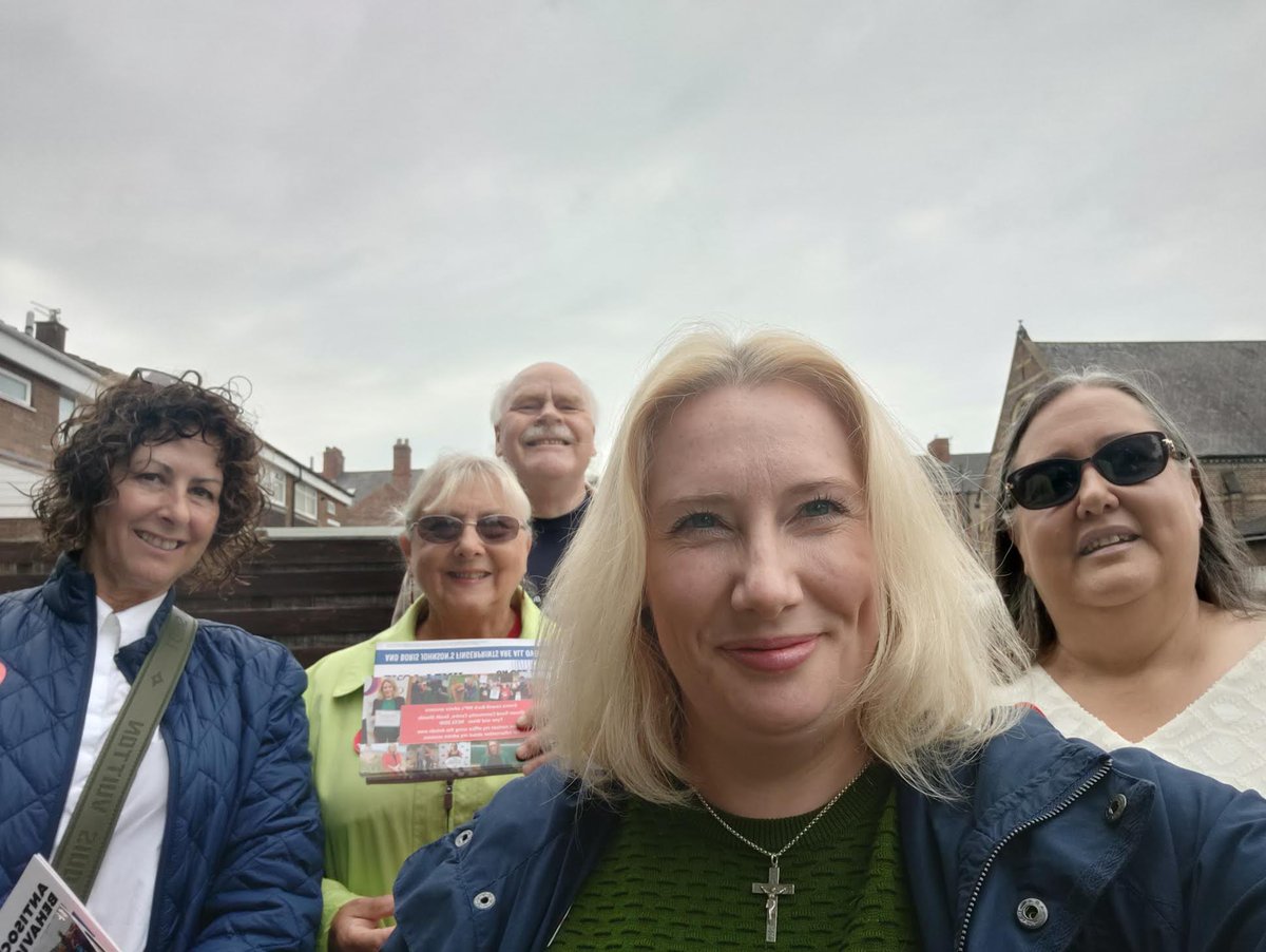 On the doors in Beacon and Bents today with our hardworking and very popular <a href="/Angela4bandb/">Angela Hamilton</a> Lots of praise for her from residents, a true voice for her community. #labourdoorstep 👏🌹