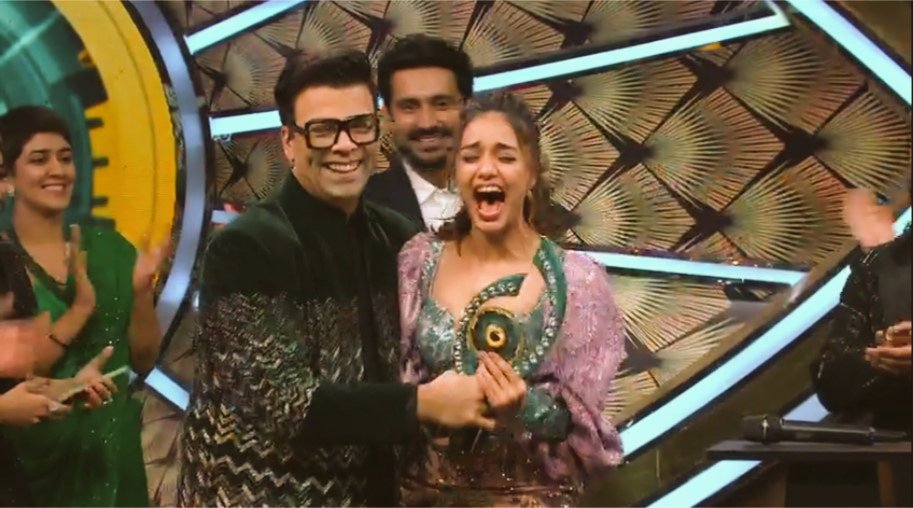 yoursisha's tweet photo. Congratulations love @Divyakitweet .
 My baby got what she deserves ❤️

#DivyaAgarwal 
#DivyaIsTheOTTBoss 

DESERVING WINNER DIVYA https://t.co/Pn5IQkPIeW