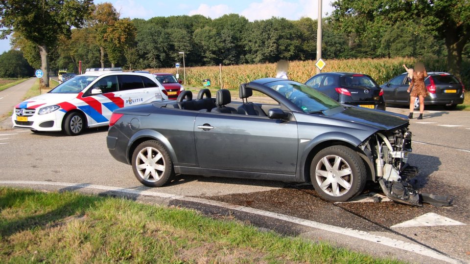 Cabrio beschadigd na aanrijding met pick-up truck