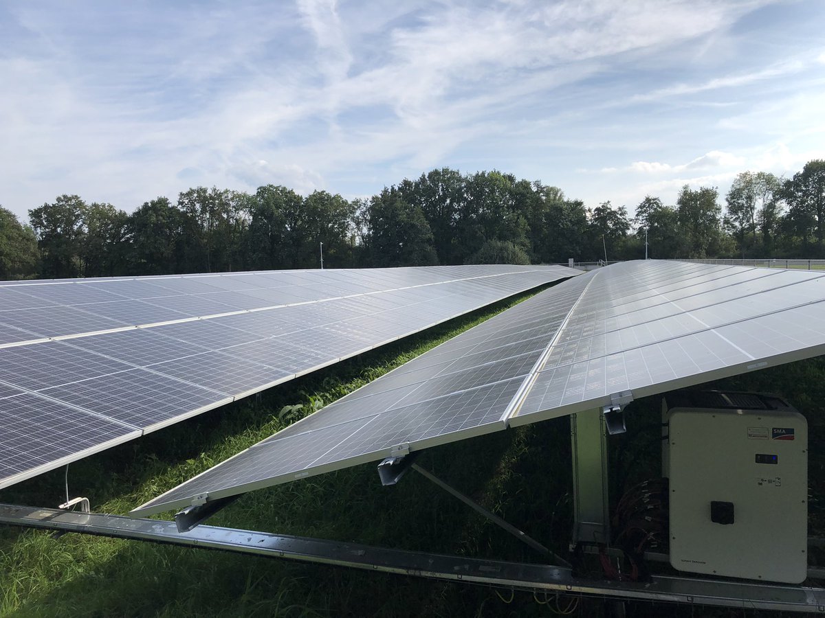 Zonneweide met ruim 1.900 zonnepanelen van coöperatie #zonnemaatje is vanmiddag officieel geopend. Mooi dubbelgebruik van ruimte op gronden van de waterzuivering in #Haaren. Geslaagd initiatief van <a href="/cooperatieHOT/">coopHOT</a> en <a href="/VETVught/">VET-Vught, Vughtse Energie Transitie</a>. #Vught