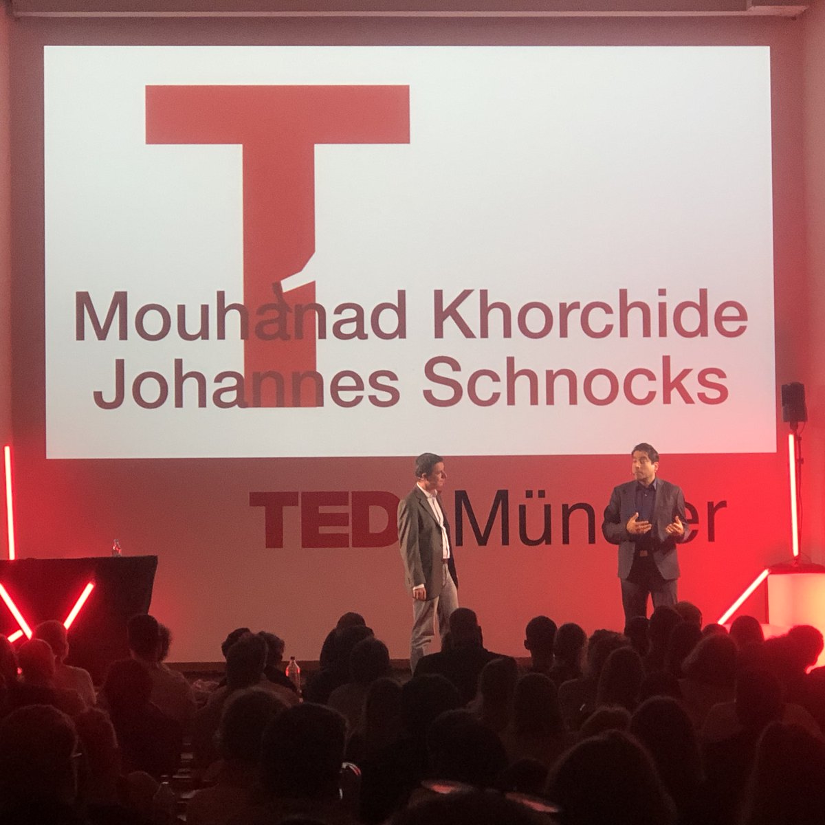 Und jetzt: Mouhanad Khorchide, Leiter des Zentrums für Islamwissenschaften, und Johannes Schnocks, Dekan der Katholisch-Theologischen Fakultät der Uni Münster, zusammen auf der Bühne. Sie erklären, warum Münster einen Campus der Religionen bekommt. #tedxms21