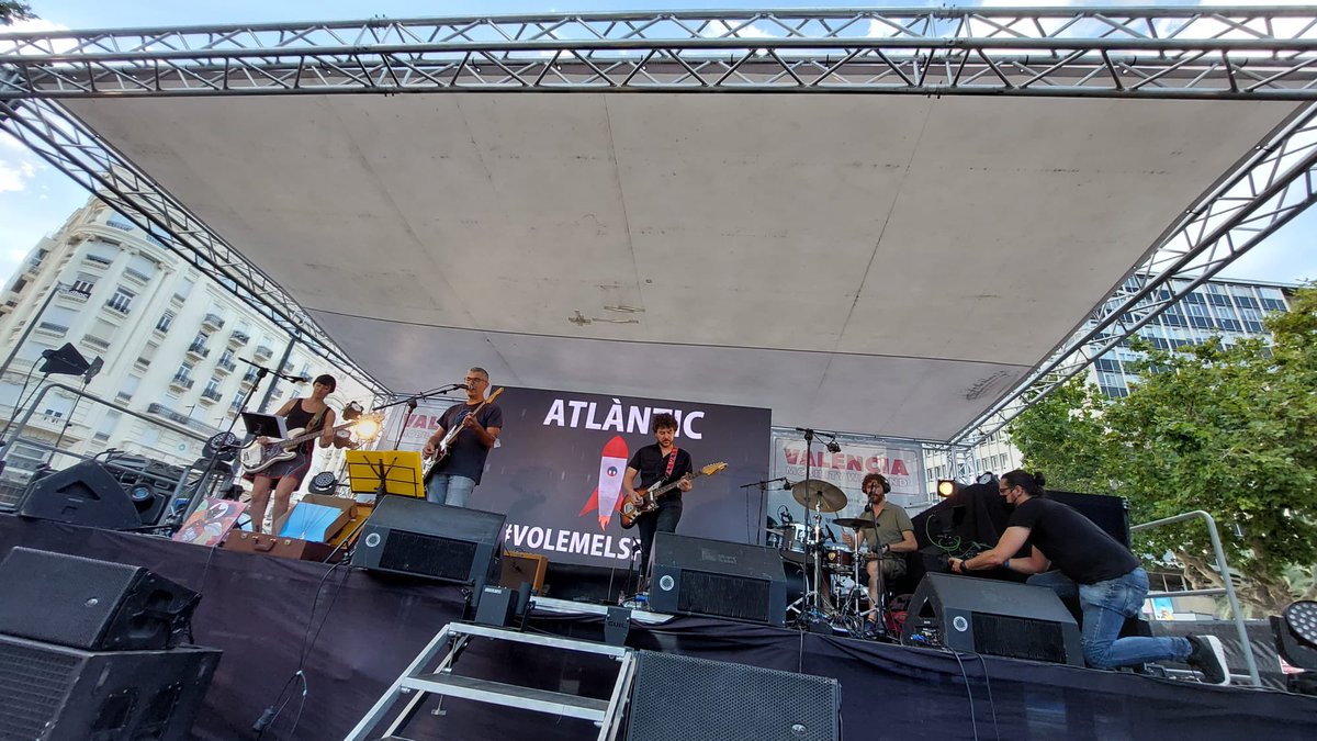 giuseppegrezzi's tweet photo. La festa de la #MobilitatSostenible segueix en la plaça de l’@AjuntamentVLC
Ara vibrant amb @Atlanticmusica 🎸🎼🥁
#MobilityWeekend #LaPlaçaésTeua #ValènciaCaminacapalFutur https://t.co/0S3bcr5jz5