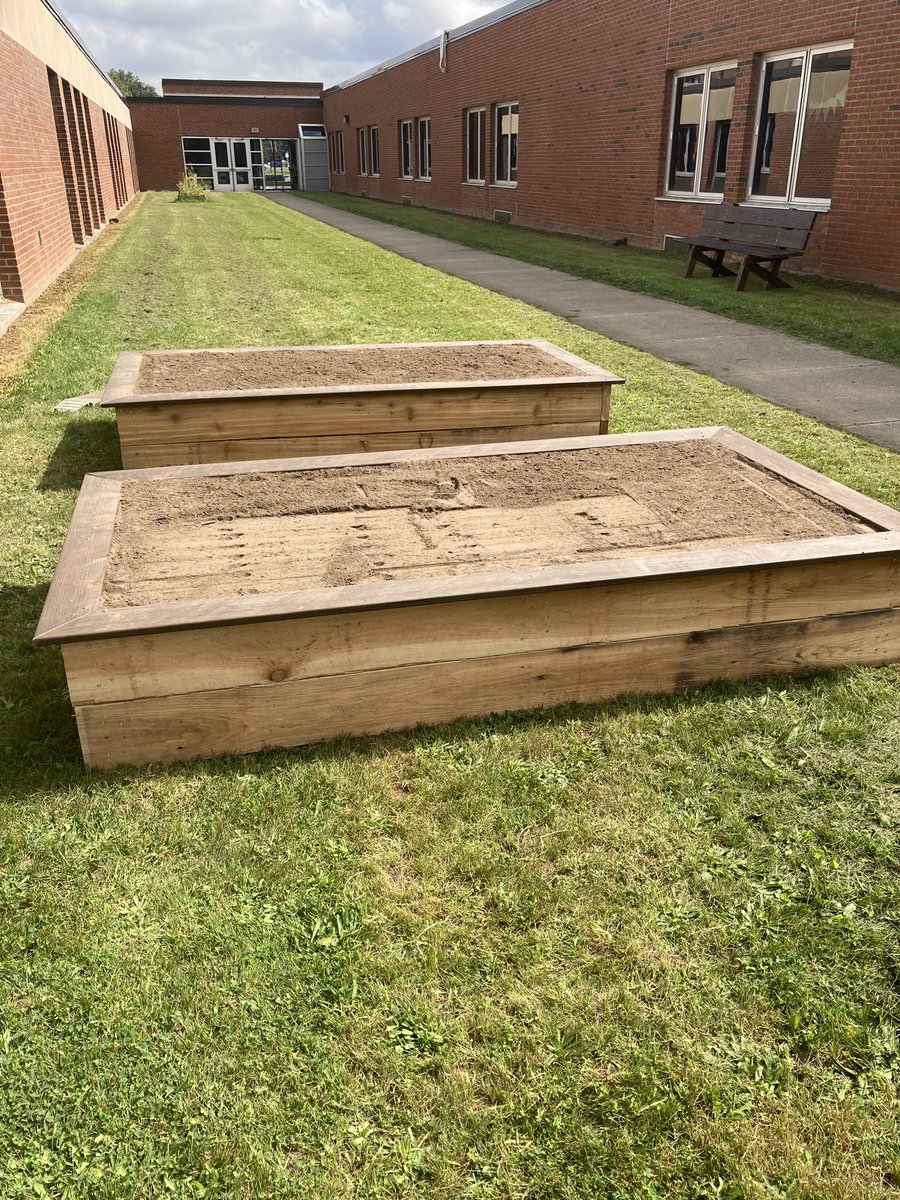 bccalcteacher's tweet photo. Scouts were working in the HS courtyard on new benches and planters!   Looks like I have some nice students this year. #shsrangers #eaglescouts https://t.co/Gz1b9DEiHP