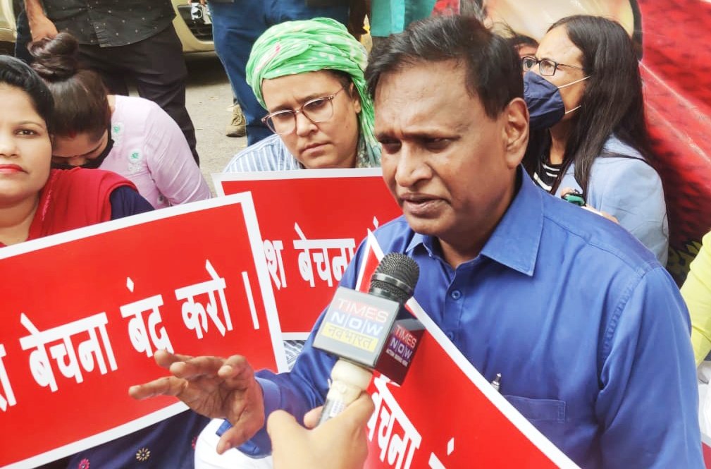 Dr_Uditraj's tweet image. संघियों की नीति दलितों-पिछड़ों को वापस मनु के राज में लाने की है। ताकि वापस इनके गले में हडिया और कमर में झाडू लटकाया जा सके ।
#निजीकरण_बंद_करो