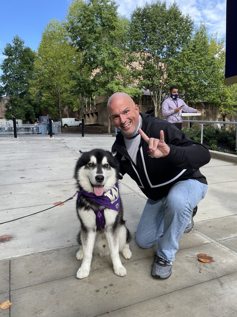 Keith839's tweet photo. So I am at Husky Stadium.. Got to meet The Huskies Mascot “Dubs”!  Tried to get a WOLVES UP! #Wolfpack #ASTATEFOOTBALL #ASTATENATION https://t.co/cKCZZMZWLo
