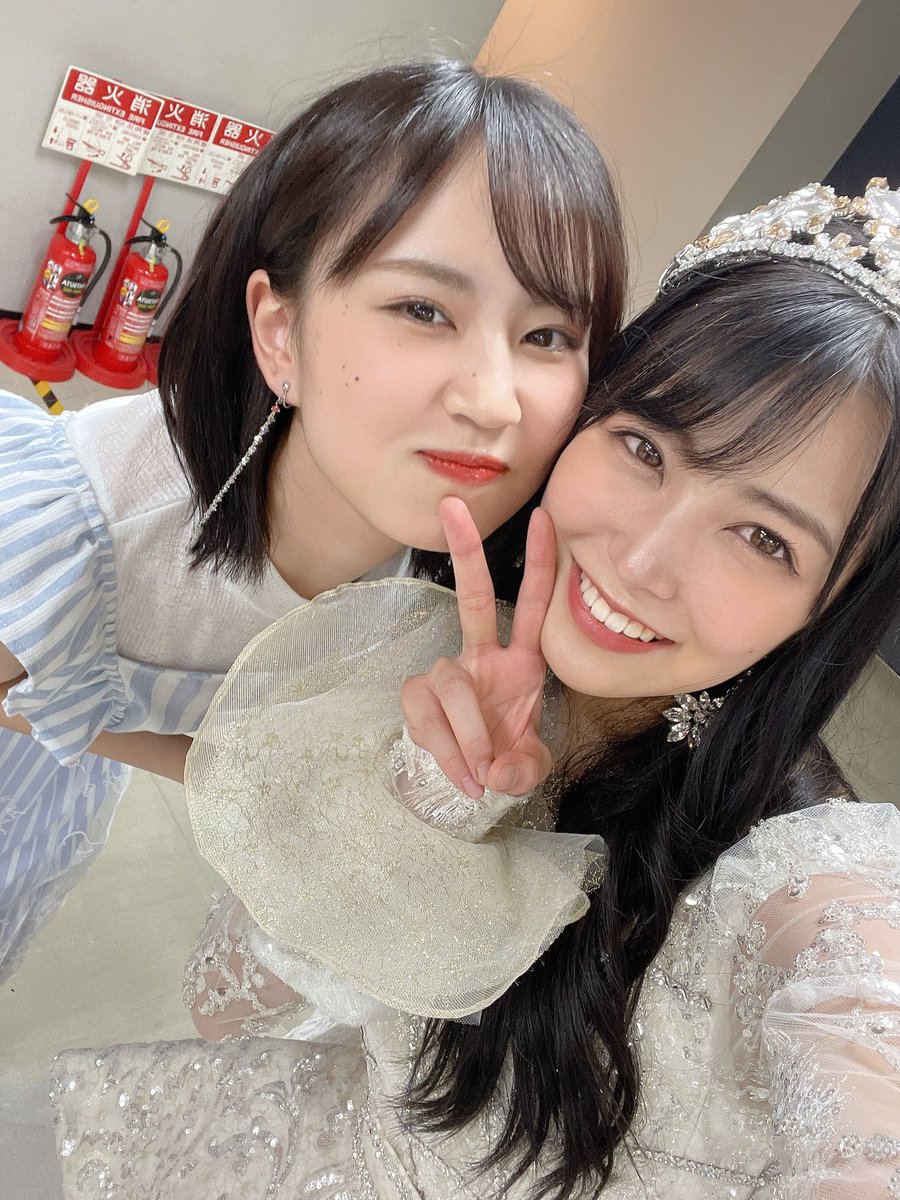 miru_evolution's tweet photo. 新型コロナの影響で仕事が忙しくなりオンラインでも話せず、ライブや公演にも参加できず…一年以上が空白に😢そんな中での卒業。せめて最後だけでも…その願いが通じ、卒業公演でしっかり見送ることが出来て悔いはない。11年間の思い出がたくさん。見返しては涙🥺本当にありがとう。卒業おめでとう🌸 https://t.co/7zZ9ru9nEi