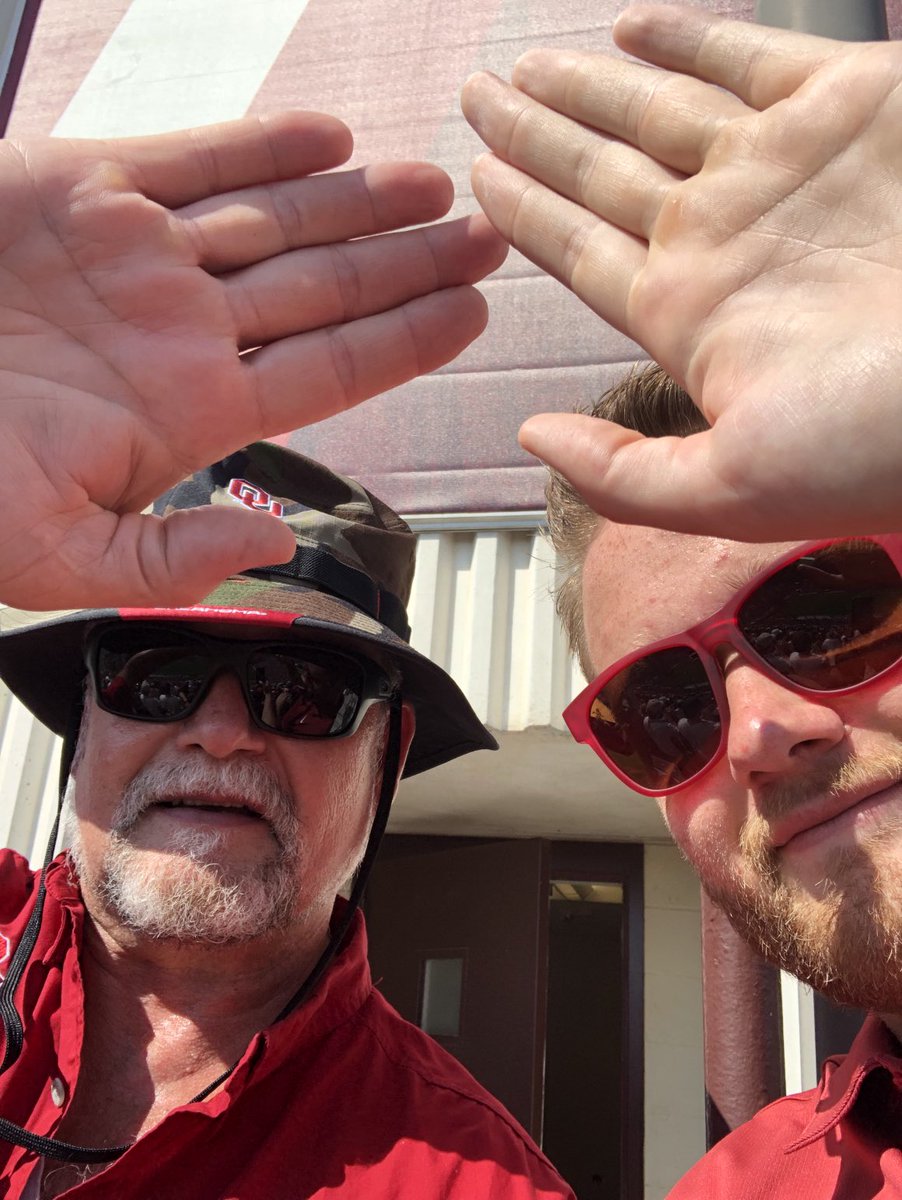 AceSphr's tweet photo. #sooners 
We need MORE high fives!!!! https://t.co/TdLHvqQ7nm
