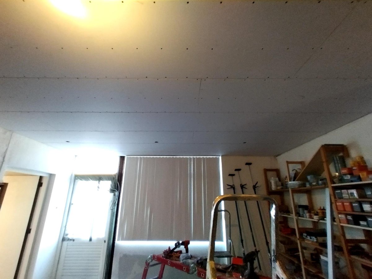 Hack42's tweet photo. Het kost wat moeite (alles eruit, alles schoonmaken op maat maken en er weer in)... maar in de kubus zit nu weer ongeveer 42% plafondt beneden! #NuInDeSpace #Ambachtelijk #EmbraceTheTyppo https://t.co/ks3Dm4exQd