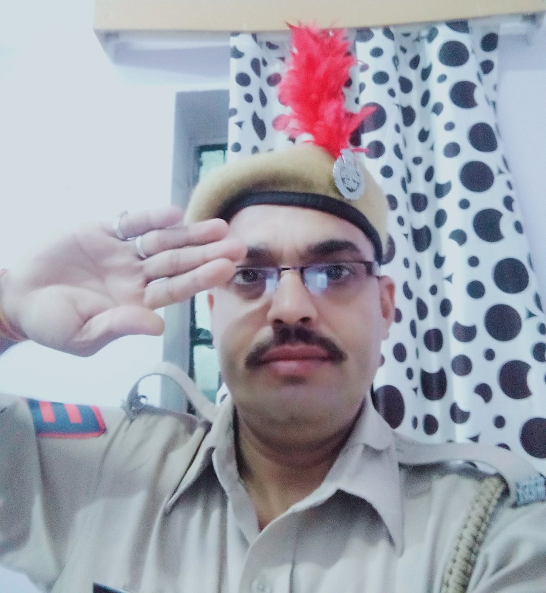 एक लाख पुत सवा लाख नाती ........

फिर भी मैं 1-2 के पीछे घुमता हूं।

फिर वो मेरे पुलिस परिवार के  80,000 जवान कहां है।
पहले मुझे 80,000 जवान ट्विटर पर चाहिए जो मुझे दिखाई नहीं दे रहे।

जय हिन्द जय भारत