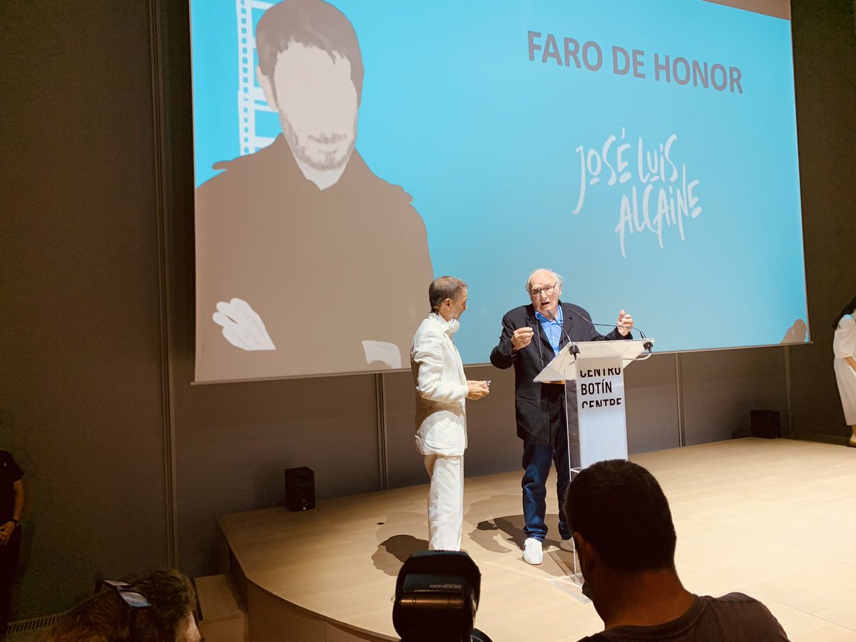 centrobotin's tweet photo. Merecidísimo Faro de Honor al director de fotografía José Luis Alcaine por su trayectoria profesional 👏🏻
Le entrega el premio su amigo y director Carlos Saura.
#SICS2021 @sicsfestival @morenafilms https://t.co/YNMFEHH2yl