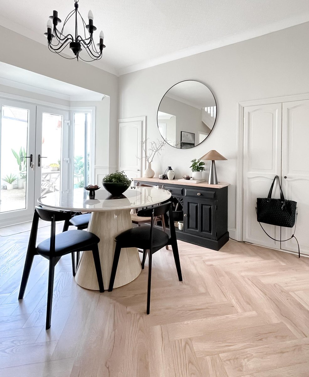 This contemporary dining room featuring our Herringbone Elegant Oak Laminate Flooring! 😍

Thanks for sharing peonymoondrops

🛒 Order your Free Samples today!
👉 bit.ly/3936UhS

#Herrigbone #Laminate #Interiors #HerringboneLaminate
