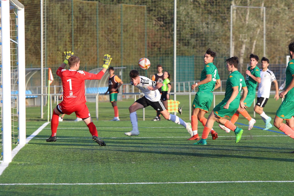 Burgos_CF's tweet photo. JUVENIL DH | ¡FINAAAAAAAAL!

Enormes los chicos del División de Honor reponiéndose para levantar el duelo y sumar la segunda victoria de la temporada.

#BurgosCF 3
[Saúl 73’ 82’ Omar 90’ p.]

@UDLaCruz 1

¡ENHORABUENA Y A POR MÁS! 🤘 https://t.co/Hc6Rn0ag05