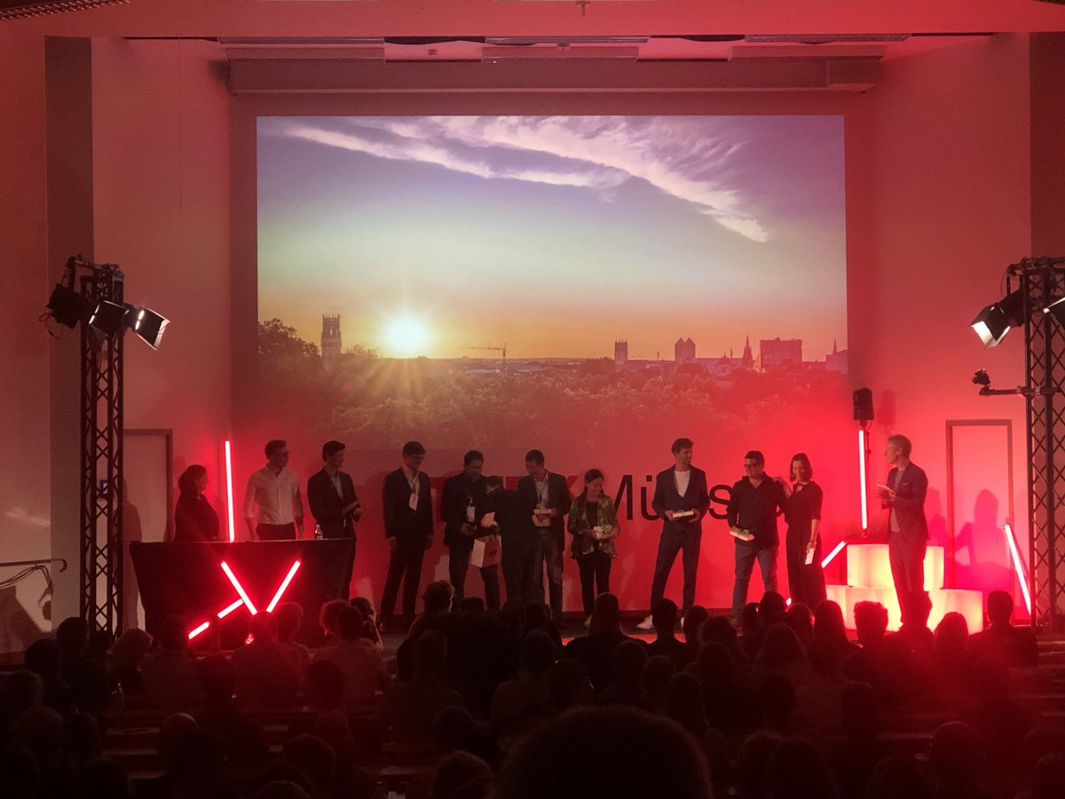 Das war es leider schon für heute. Was für ein wunderschöner Tag mit euch. Neun Talks, knapp 300 Menschen und blauer Himmel. Jetzt stehen alle noch mal auf der Bühne. Habt einen schönen Abend! Und hoffentlich bis bald! Euer Team von der TEDxMünster #tedxms21