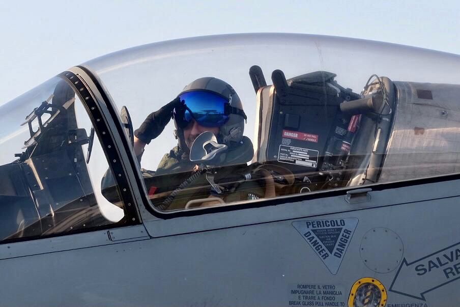 Da 60 anni solcate i cieli d'Italia e del mondo. Il vostro #AbbraccioTricolore🇮🇹 è stato simbolo di unità e rinascita. Oggi, in questa giornata densa di emozioni, i miei auguri alle <a href="/FrecceTricolori/">Frecce Tricolori</a>. Capacità, coraggio, dedizione: grazie alle donne e uomini dell'<a href="/ItalianAirForce/">Aeronautica Militare</a>